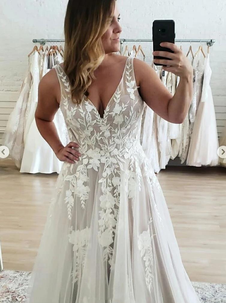 Tulle Plus Size Wedding Dresses, A Line V-neck Lace Appliques Bridal Gown